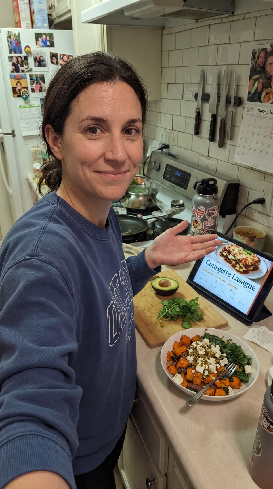 Mujer mostrando la receta que preparó en casa